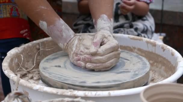 Filmato Persona Che Forma Argilla Sulla Ruota Della Ceramica — Video Stock