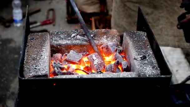 Close Záběry Kováře Pouliční Festival Stojí Náměstí — Stock video