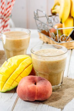 Mango ve şeftali smoothie malzemeler ahşap tablo.