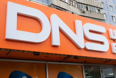 Ryazan, Rusya - 27 Temmuz 2019: Piyasanın tepesinde Dns mağaza logosu