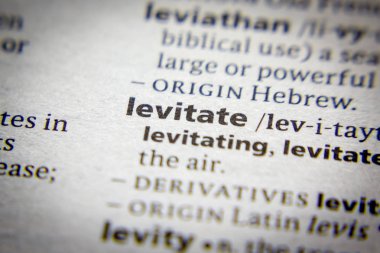 Sözlükte Levitate sözcüğü veya tümceciği.
