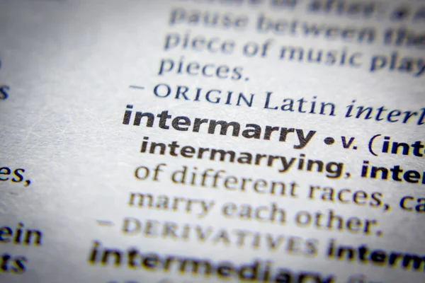 Sözlükte Birbiriyle evlenen sözcük veya tümcecik.