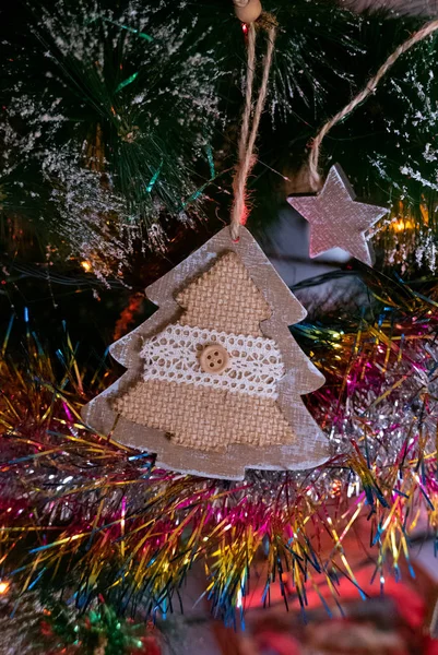 Houten speelgoed kerstboom op de kerstboom — Stockfoto