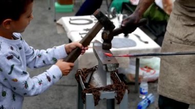 Şehir meydanındaki nalbant sokak festivalinin yakın çekim görüntüleri.