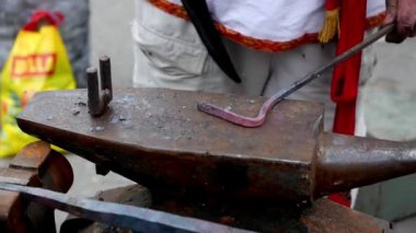 Şehir meydanındaki nalbant sokak festivalinin yakın çekim görüntüleri.