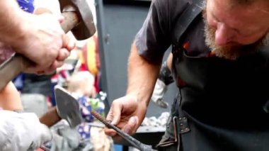 Şehir meydanındaki nalbant sokak festivalinin yakın çekim görüntüleri.