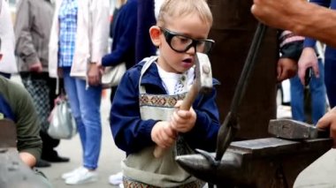 Şehir meydanındaki nalbant sokak festivalinin yakın çekim görüntüleri.