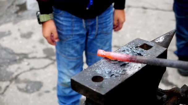 Close Beelden Van Smid Street Festival Stand Het Stadsplein — Stockvideo