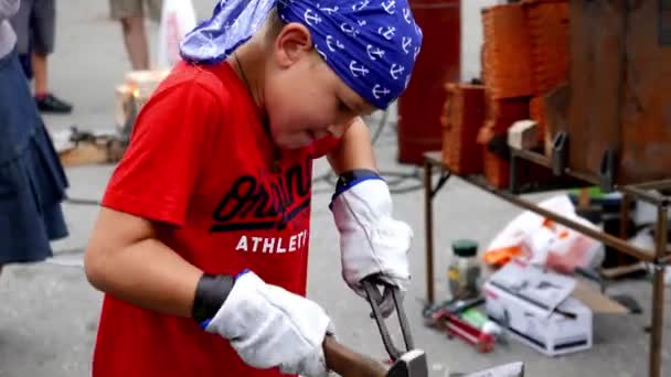 Close Beelden Van Smid Street Festival Stand Het Stadsplein — Stockvideo