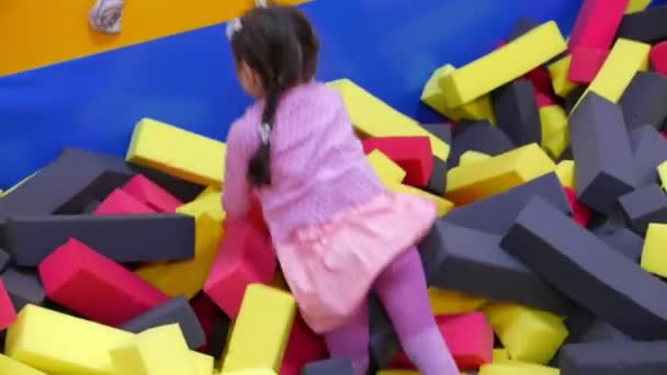 Felvétel Aranyos Kislány Játszik Medencében Puha Kockák — Stock videók