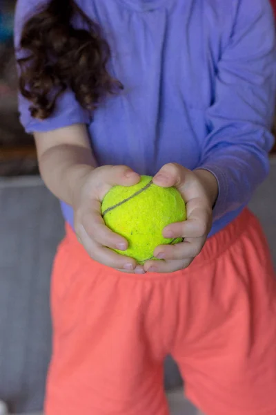 Joven Niña Sosteniendo Pelota Tenis Las Manos — Foto de Stock