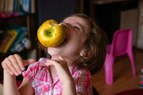 Divertente Adorabile Bambina Mangia Una Mela — Foto Stock