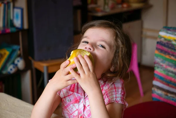 Divertido Adorable Niña Come Una Manzana — Foto de Stock