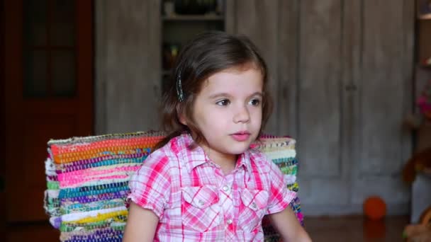 Πλάνα Από Αξιολάτρευτο Κοριτσάκι Στο Σπίτι — Αρχείο Βίντεο