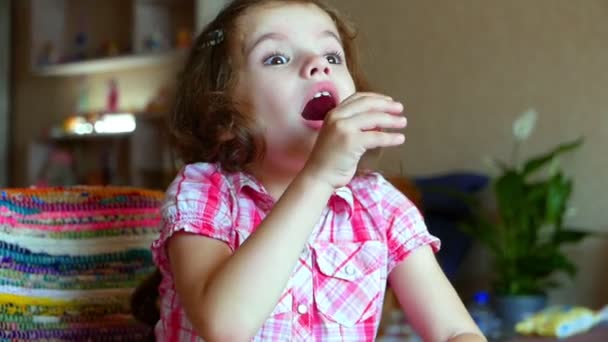 可爱的小女孩在家里的镜头 — 图库视频影像