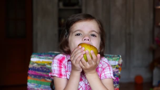 Filmato Adorabile Bambina Che Mangia Mela Casa — Video Stock