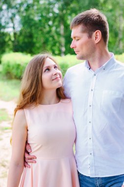 Güzel bir çift kucaklaşması ve doğa parkında yürüyüş.