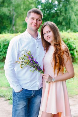 Doğa parkında dikilen mutlu genç çift