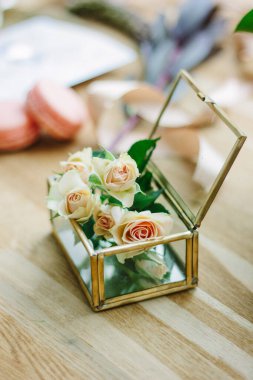 Düğün dekorasyonu - cam bir tabutun içinde küçük gül çiçekleri