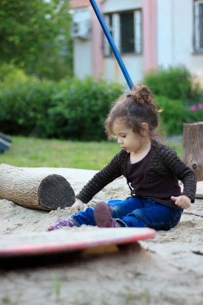 Garotinha Brincando Uma Caixa Areia Infantil — Fotografia de Stock