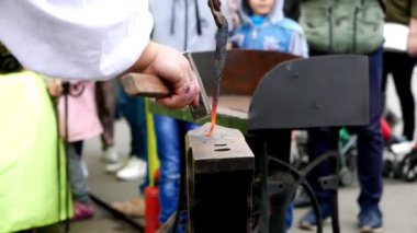 Ryazan, Rusya - 27 Temmuz 2019: Demirci örs üzerinde metalle çalışıyor