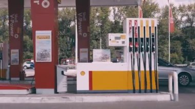 Benzin istasyonundan geçen arabanın görüntüsü