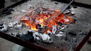 Demirci ocağındaki kömür yangınındaki metal parçası.