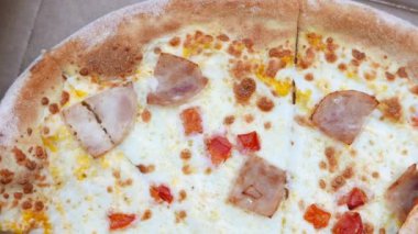 Pizza dilimlerini kapatın. 