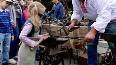 Ryazan, Rusya - 27 Temmuz 2019: Sokak festivalinde çekiçle metal döven kız