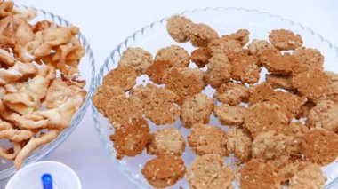 Ev yapımı fırın, beyaz masada kurabiyeler. 