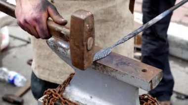 Demirci örste metalle çalışır.