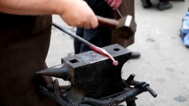 Demirci örste metal bir detay dövüyor. 