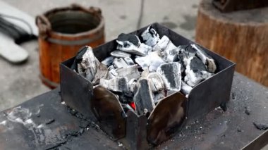 Demirci ocağındaki kömür yangınındaki metal parçası.