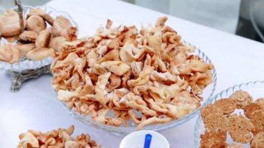 Ev yapımı fırın, beyaz masada kurabiyeler. 