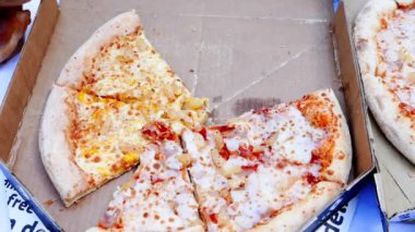 Pizza dilimlerini kapatın. 