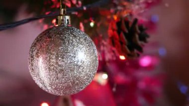 Noel ağacının süslemesini kapat