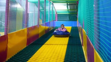 Çocukların odasında oynayan sevimli küçük kızın görüntüleri.