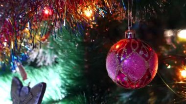 Noel ağacının süslemesini kapat