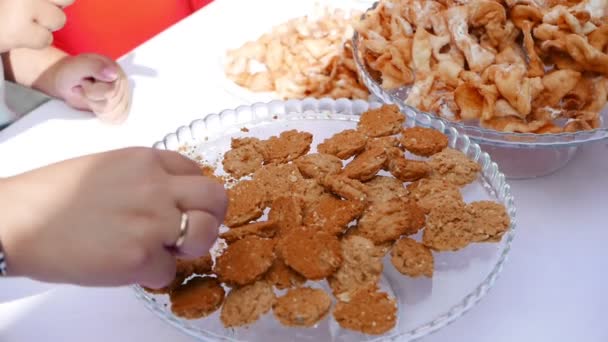 Pessoas Que Tomam Padaria Caseira Biscoitos Mesa Branca — Vídeo de Stock