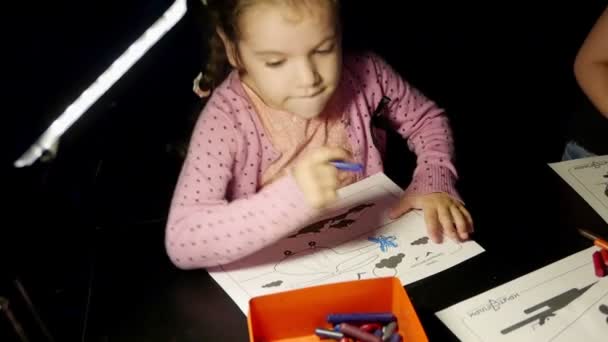 Ryazan Rosja Lipca 2019 Mała Dziewczynka Rysująca Centrum Gry — Wideo stockowe