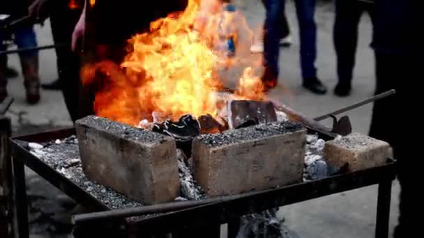 石炭で満たされたフォージ暖炉の火 — ストック動画