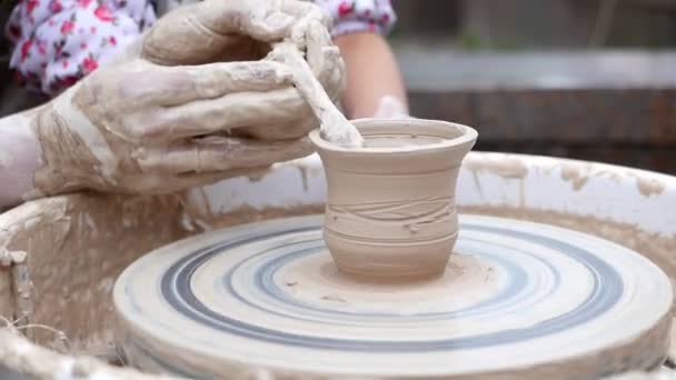 Potter Formando Placa Roda Cerâmica — Vídeo de Stock