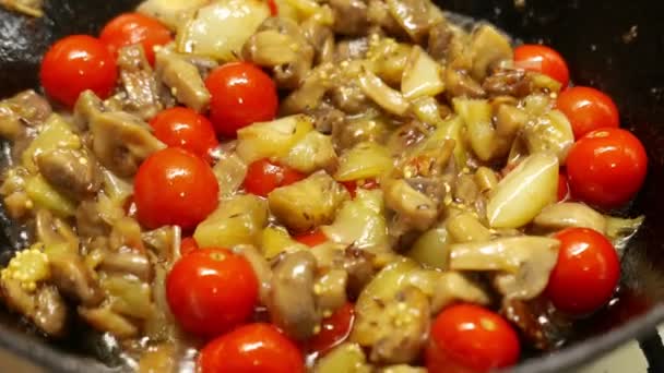 Berenjenas Con Tomates Cherry Plato Vegetariano Durante Preparación — Vídeo de stock