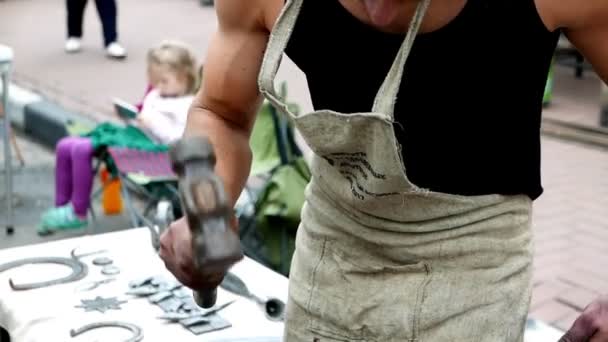 ロシア リャザン 2019年7月27日 ストリートフェスティバル中の鍛冶屋の作品 — ストック動画
