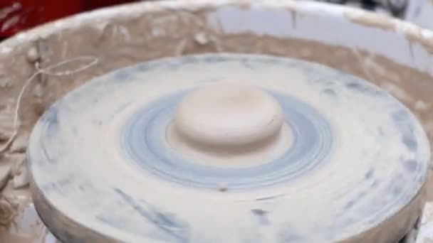 Potter Çömlek Çarkında Tabak Oluşturuyor — Stok video
