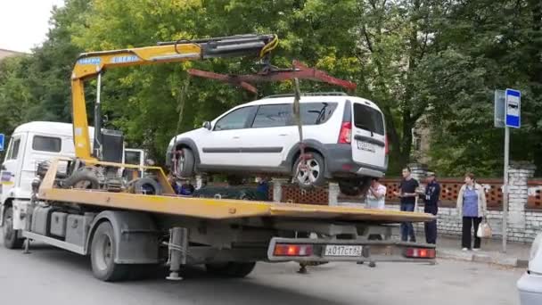 Ryazan Rússia Julho 2019 Reboque Caminhão Está Levando Carro Rua — Vídeo de Stock