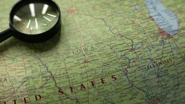 Osoba Patrząca American State Iowa Mapie Przez Szkło Powiększające — Wideo stockowe