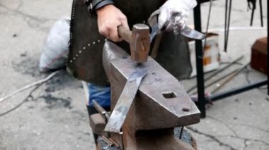 Şehir meydanındaki nalbant sokak festivalinin yakın çekim görüntüleri.