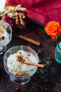 Tarçınlı beyaz dondurma ve siyah taşrada yıldız anason.