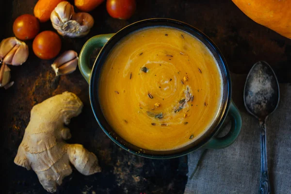 Zencefilli kremalı sebze çorbası.